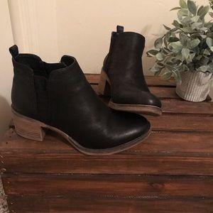 Women’s bullboxer black booties